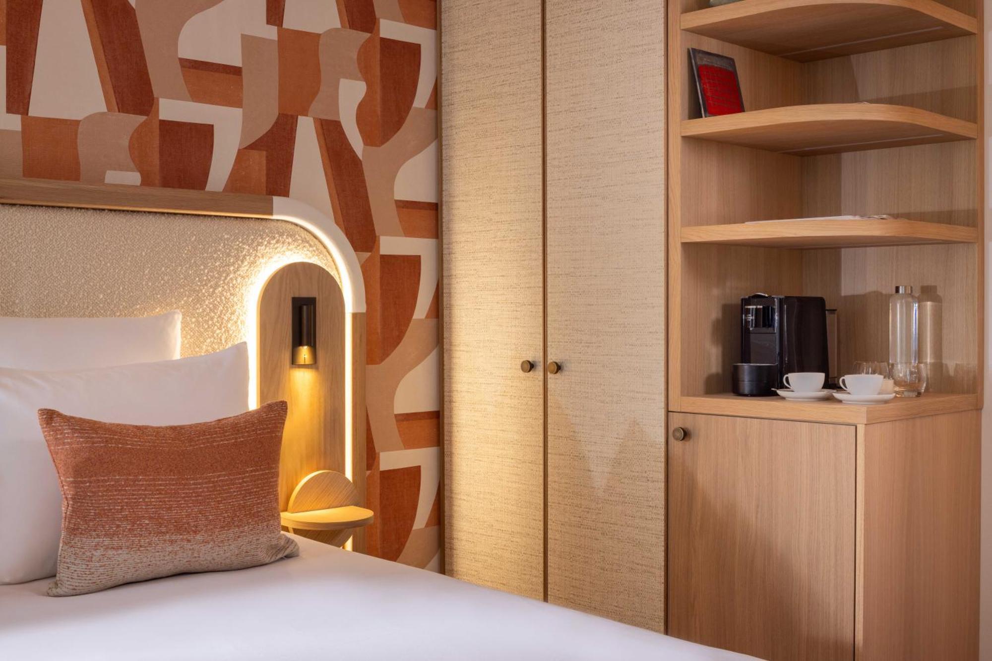 Madame Drouot & - Opera 4*