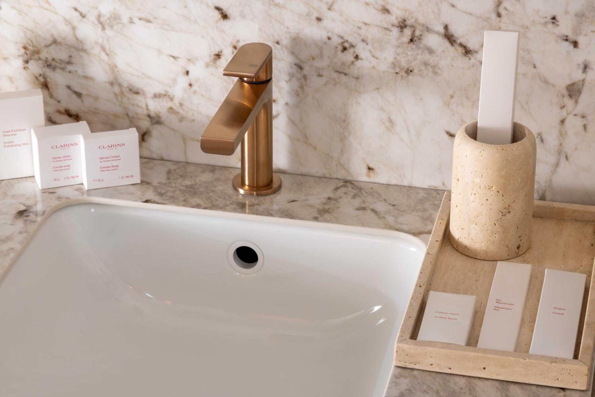 Madame Drouot & - Opera 4*